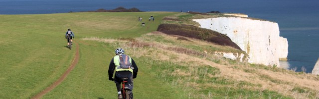 17 cyclists hurtling