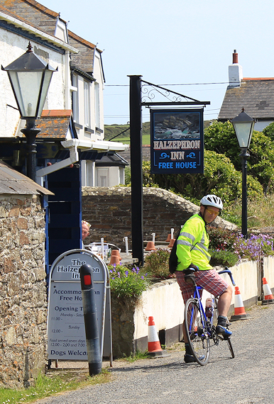 Halzephron Inn, lunch break with hubby, Ruth's coast walk, SWCP