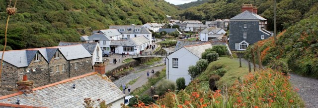 12 Boscastle village, Ruth on the SWCP