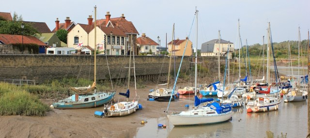 b15 Pill, surprisingly nice, Ruth walking up the River Avon