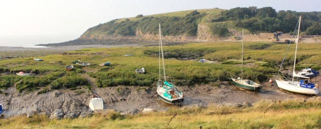 b20 mouth of Blind Yeo, Clevedon, Ruth walking the north Somerset coast