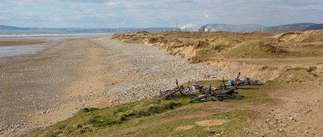 a09 Kenfig dunes, Ruth walking in Wales
