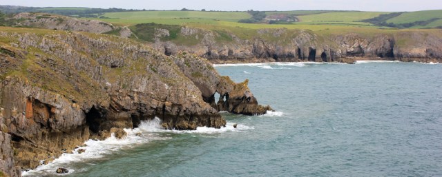 04 natural arches, Barafundle Bay, Ruth hiking in Pembrokeshire, Wales