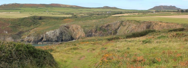 b04 easy path to Pwllcrochan, Ruth hiking in Pembrokeshire, Wales