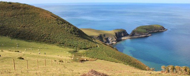 b04 above Traeth-yr-ynys, Ruth hiking the Ceredigion coast path