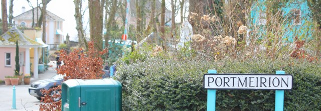 08 Ruth at entrance to Portmeirion