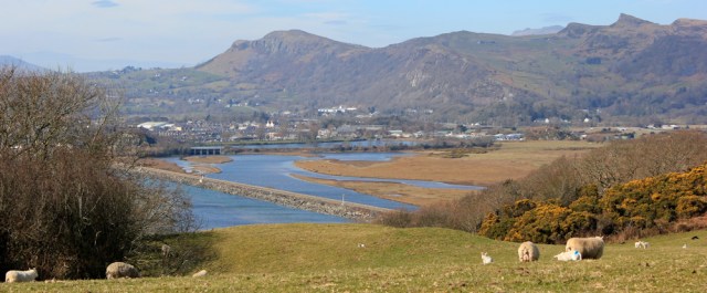 a03 Ruth Livingstone hiking the Wales Coast Path to Porthmadog