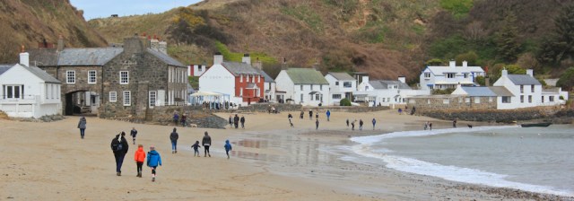 09 Ty Coch Inn, pub at orth Dinllaen, Morfa Nefyn, Ruth hiking the Wales Coast