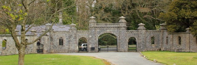 01a Vaynol Estatate, Ruth walking the B4547, Bangor