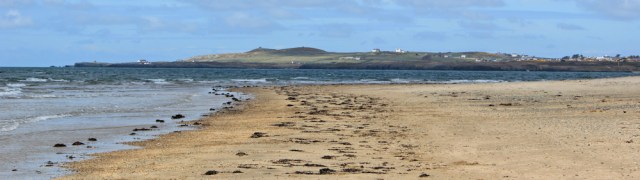 06 Traeth Cymyran, Ruth hiking in Anglesey, Rhosneigr