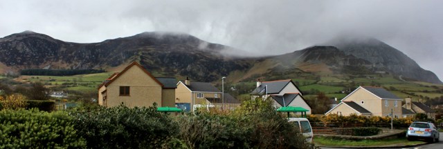 10 rain over Yr Eifl, Ruth hiking in Wales, Trefor
