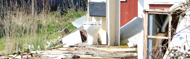 12 outdoor loo, Ruth walking the coast, Anglesey