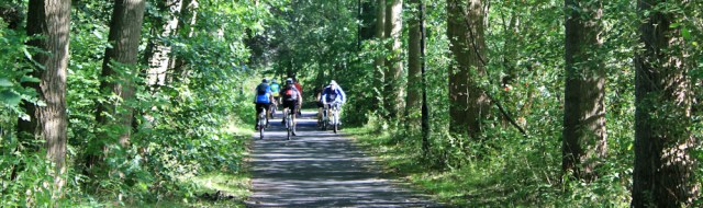 04-cycle-route-along-river-lune-ruth-walking-through-lancaster
