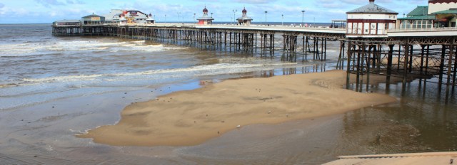 14-tide-under-pier-blackpool-ruths-coastal-walk
