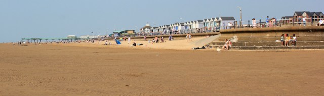 20-beach-walking-ruth-in-lytham-st-annes