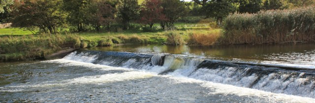 09-milnthorpe-weir-ruth-hiking-up-the-river-kent