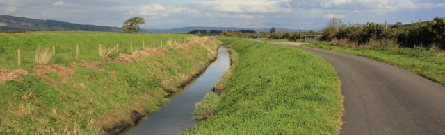 11-marsh-road-to-levens-ruth-hiking-up-the-river-kent