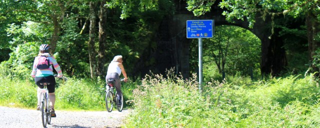 04 cyclists in Duror, Ruth's coastal walk around Scotland