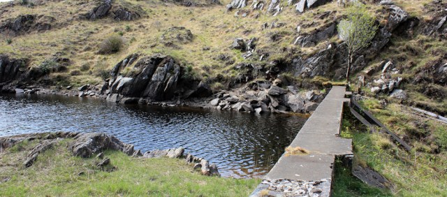 04 Dam, Bealach Sgairt Des-uisge, Ruth walking the coast of Scotland, Castle Tioram